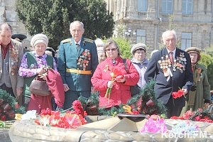 В Керчи ветераны и Министерство юстиции России возложили цветы к Вечному огню