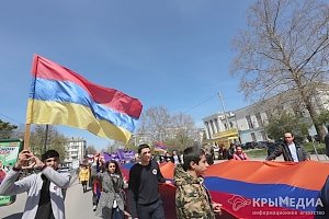 В Симферополе более двух тыс. человек прошли крестным ходом в память о геноциде армян