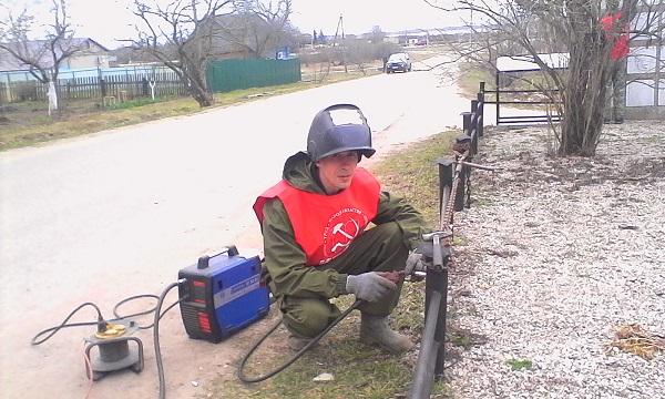 Новгородская область. Депутат-коммунист Андрей Свинарёв провёл ремонтные работы на воинском захоронении