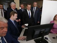 Дмитрий Медведев посетил Управление ФМС по Республике Крым в Столице Крыма