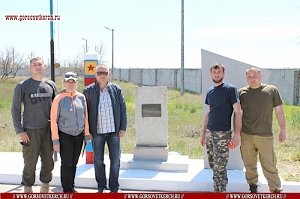 Администрация Керчи отреставрировала памятник на Тузле и покрасила пограничный столб