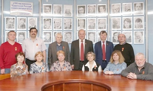 Г.А. Зюганов вручил медали «70 лет Великой Победы» сотрудникам редакции газеты «Советская Россия»