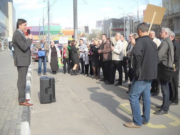 «Верните землю детям!». Жители Жулебино протестуют против строительства магазина «Пятёрочка»