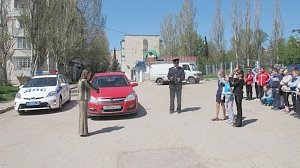 Для школьников Севастополя инспектора ОГИБДД провели практический урок по безопасному поведению на дороге