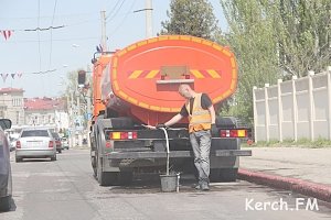 В Керчи моют и красят бордюры