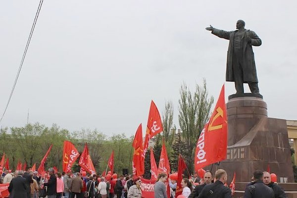 Сталинградские коммунисты отметили Первомай митингом-концертом и шествием
