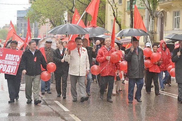 Астраханские коммунисты шествием и митингом отметили День международной солидарности трудящихся
