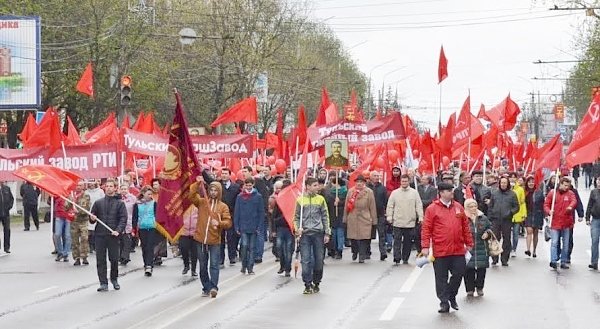 Тульский обком вывел рабочих оборонных заводов на многотысячную праздничную первомайскую демонстрацию
