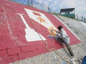 На Инженерном мысу нарисовали герб Севастополя и знамя Победы