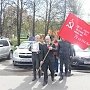 Московские коммунисты вручили бюсты Сталина и копии Знамени Победы посольствам европейских стран