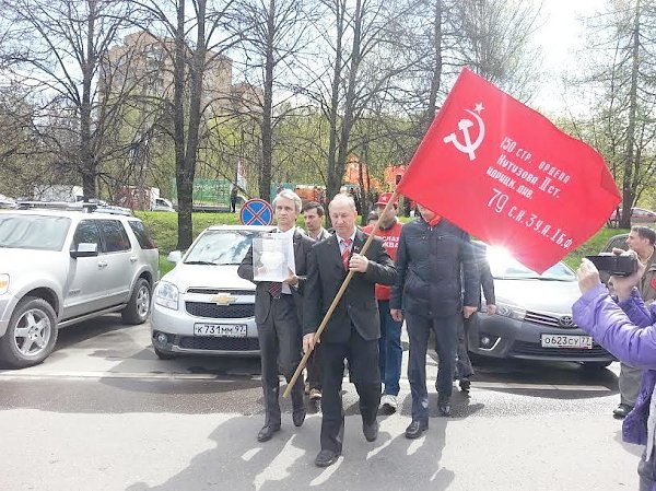 Московские коммунисты вручили бюсты Сталина и копии Знамени Победы посольствам европейских стран
