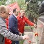 Коммунисты Пензы возложили цветы к памятнику Марксу