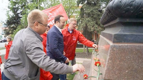 Коммунисты Пензы возложили цветы к памятнику Марксу