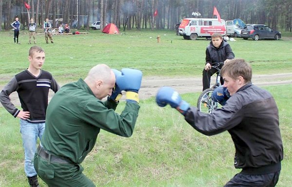 Лагерь борцов и романтиков. Курские коммунисты и комсомольцы организовали занятия в военно-патриотическом лагере