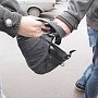 На улице в Столице Крыма уголовник отобрал у женщины сумку и ударил ножом прохожего