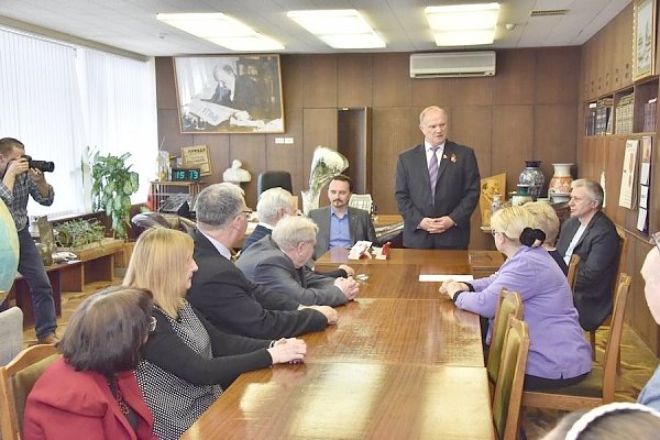 Г.А. Зюганов наградил сотрудников газеты «Правда» памятными медалями ЦК КПРФ «70 лет Победы»