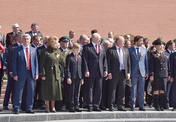 Президент Белоруссии А.Г. Лукашенко возложил венок к могиле Неизвестного солдата у Кремлевской стены. В торжественной церемонии принял участие лидер КПРФ Г.А. Зюганов