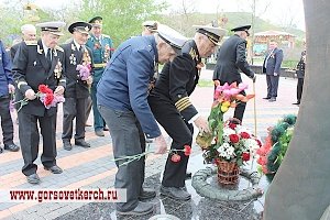 Керчане возложили цветы к памятнику десантникам
