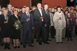 Крымчане зажгли свечи памяти в честь узников и жертв фашистского концлагеря "Красный"