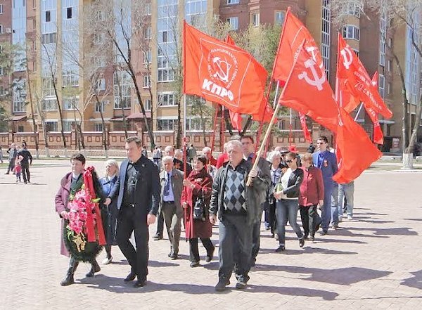 Амурская область. Коммунисты Благовещенска отметили юбилей Великой Победы возложением цветов и акцией «Знамя Победы»