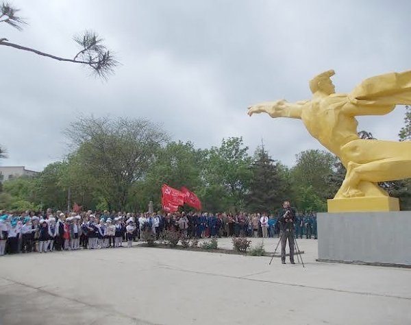 Республика Крым. В Красноперекопске зажжен Вечный огонь