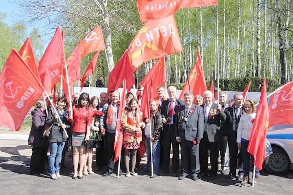 Накануне Дня Победы Рязанские коммунисты и комсомольцы возложили цветы к Вечному огню