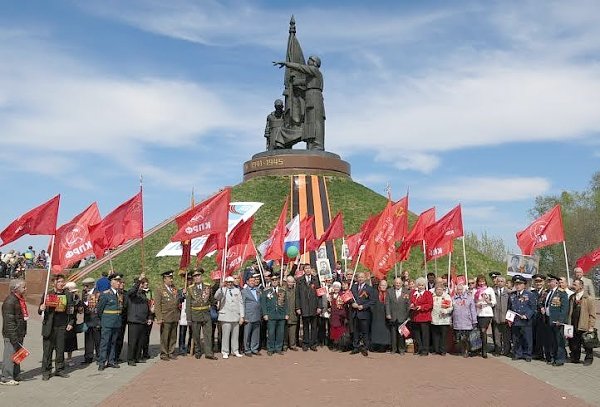 Чувашская Республика. Чебоксарские коммунисты встретили 9 мая со Знаменем Победы