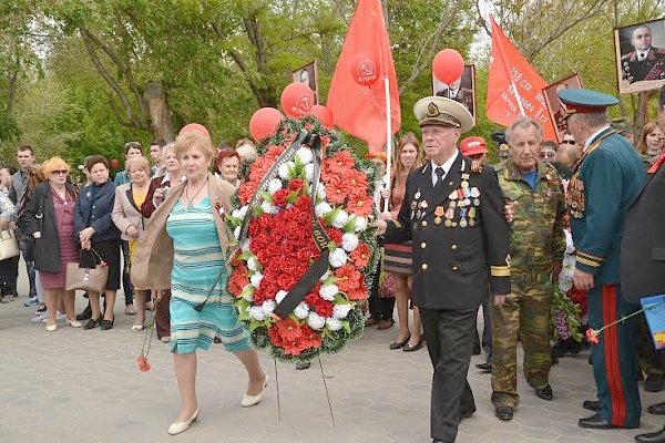Астраханские коммунисты в День Победы возложили венки и цветы к мемориалу у Вечного огня