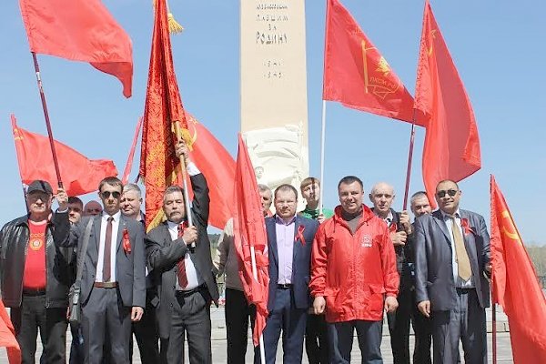 Кемеровские коммунисты в День Победы возложили цветы и венки к Вечному огню