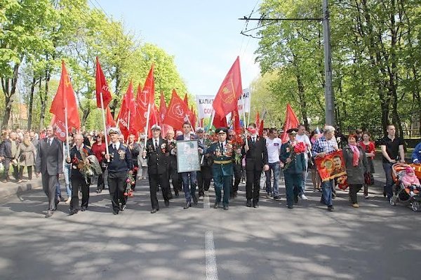 Калининградские коммунисты приняли участие в торжественном шествии и возложении цветов у памятника 1200 гвардейцам