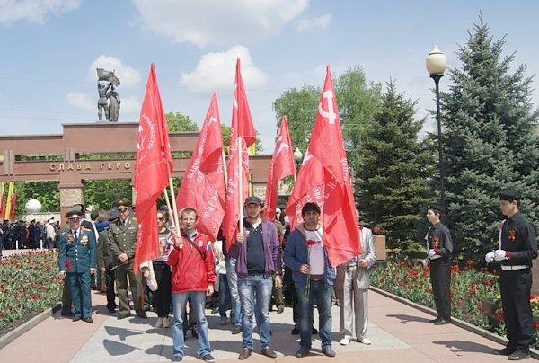 Не позволим переписать страницы великой истории! Коммунисты Северной Осетии приняли участие в торжественном возложении на Мемориале Славы во Владикавказе