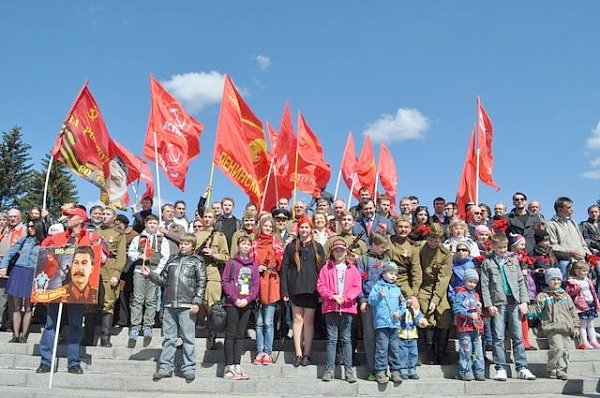 Ленинградские коммунисты возложили цветы на Пискаревском мемориальном кладбище