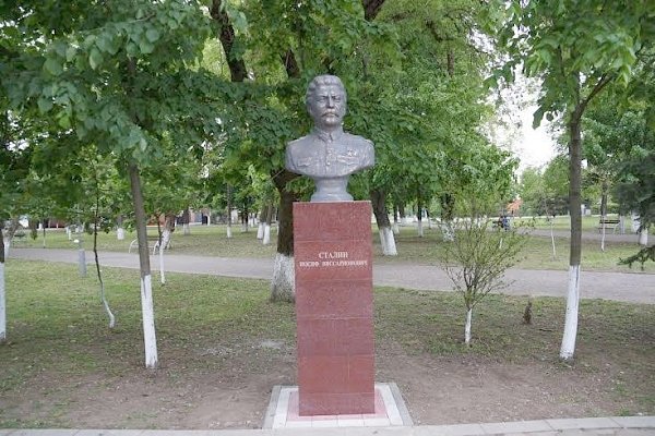 В городе Белореченске Краснодарского края установлены памятники И.В.Сталину, Г.К.Жукову, А.И.Покрышкину и В.Ф.Маргелову