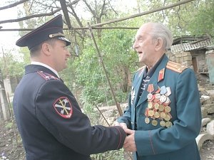 Руководство ОМВД России по Симферопольскому району поздравило ветеранов с Днем Победы