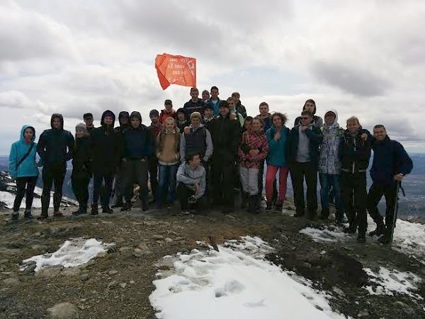 Комсомольцы Сахалина водрузили Знамя победы на пик Чехова