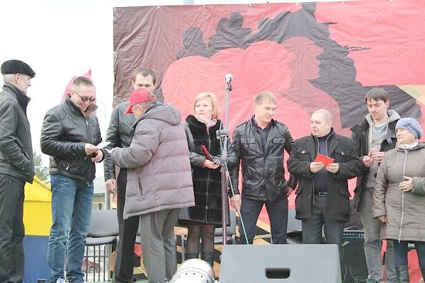 В канун Дня Победы коммунисты г.Советский ХМАО-Югры устроили незабываемые байк-шоу и фейерверк