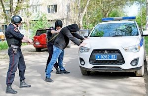 В Симферополе наряд вневедомственной охраны по «горячим следам» задержал подозреваемого в разбойном нападении