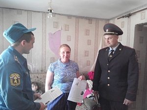 Сотрудники белогорской полиции посещают семьи, оказавшиеся в сложной жизненной ситуации