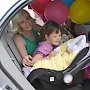 В Крыму сотрудники Госавтоинспекции вручили автолюльку родителям девочки, родившейся в День Победы