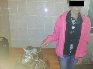 На улице в Евпатории задержали прохожую с пакетом марихуаны