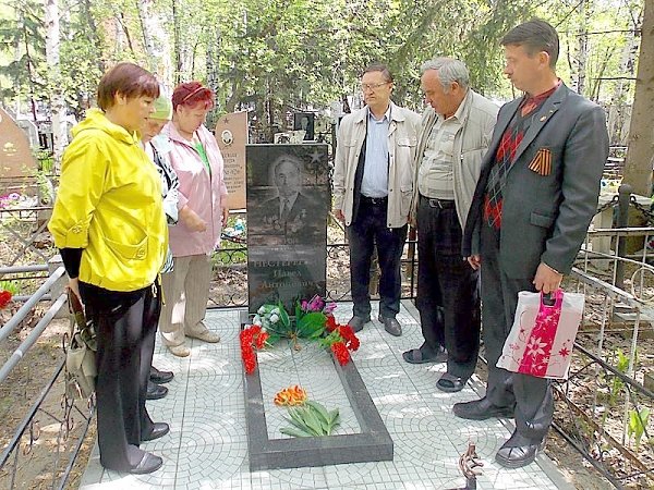 Алтайские коммунисты помогли установить новый памятник на могиле Героя Советского Союза Павла Нестеренко