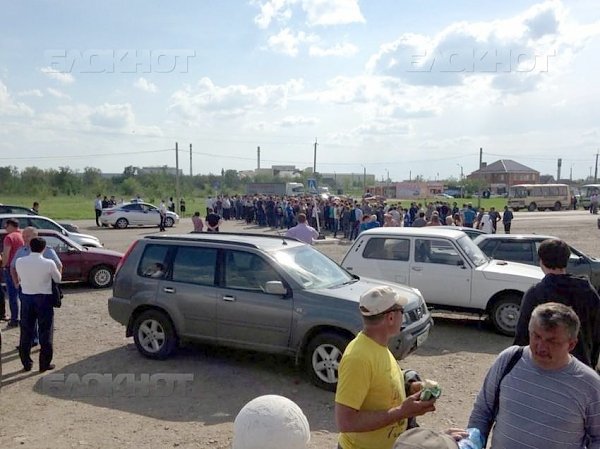 На Ставрополье сотрудники стекольного завода перекрыли трассу