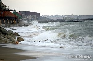 В Керченском проливе сохраняется штормовое предупреждение, работают 6 паромов