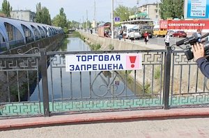 В Керчи возле рынка на мосту запретили торговать