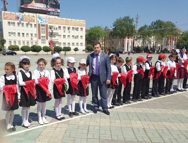 Республика Дагестан. В Махачкале традиционная церемония посвящения школьников в пионеры
