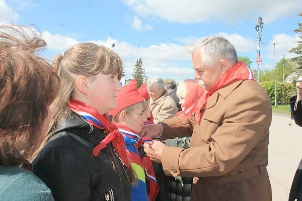 Пионер – всем ребятам пример! В день пионерии в Островском районе Псковской области повязали пионерские галстуки 26 мальчишкам и девчонкам