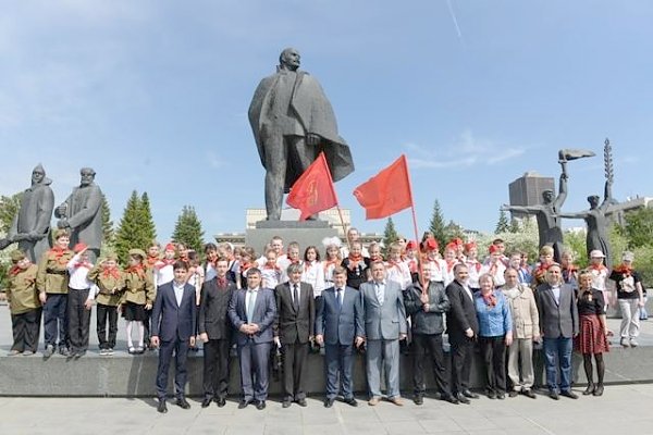 Новосибирск. Анатолий Локоть повязал галстуки юным пионерам