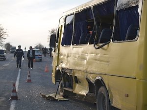 На севере Крыма рейсовый автобус столкнулся с машиной