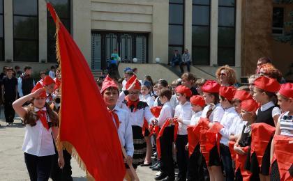 Молдавия. В День пионерии у памятника Ленину десятки кишиневских ребятишек были приняты в пионеры
