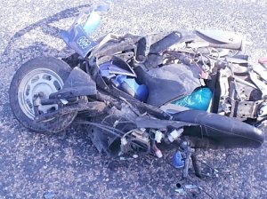 Пьяный водитель мопеда разбился на трассе в Крыму и впал в кому